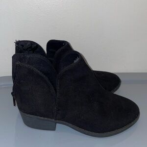 Young girls black, suede ankle boot. Size 2y